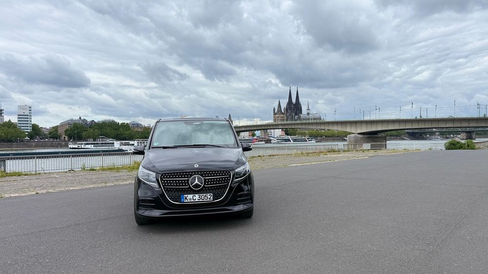 Mercedes-Benz V-Klasse frontal vor der Kölner Skyline
