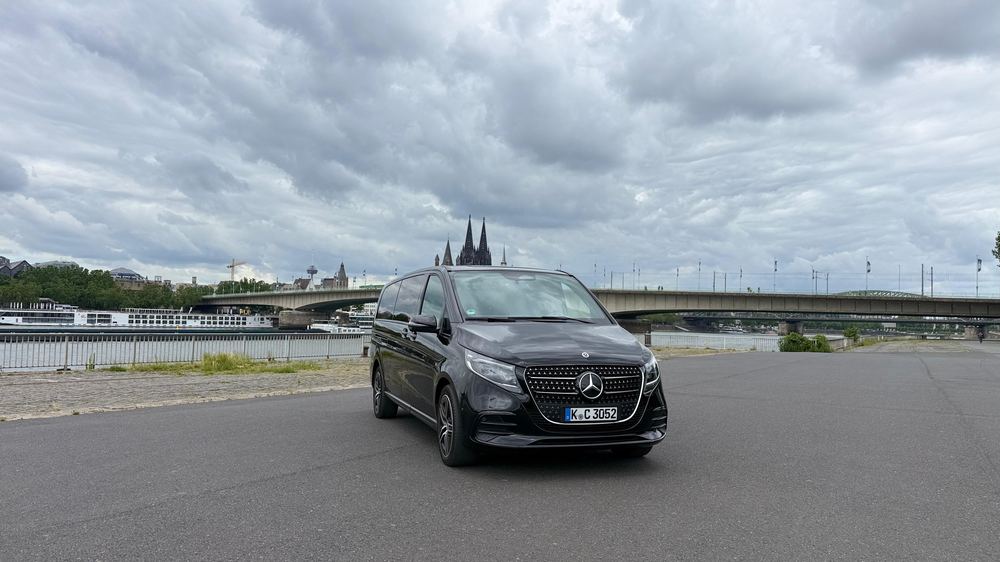 Mercedes-Benz V-Klasse vor dem Kölner Dom