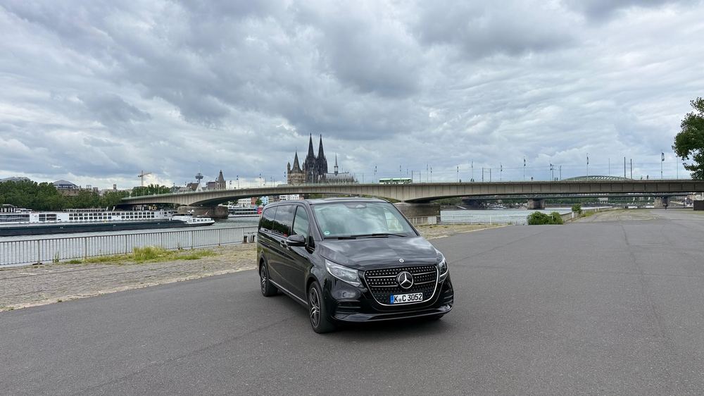 Mercedes-Benz V-Klasse an der Rheinpromenade in Köln