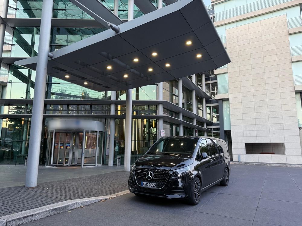 Mercedes-Benz V-Klasse beim Hoteltransfer in Köln