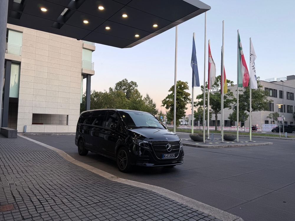 Mercedes-Benz V-Klasse bei repräsentativem Anlass mit Flaggen