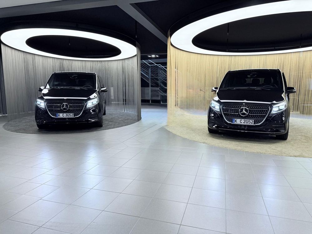 Zwei Mercedes-Benz V-Klasse der C52 Köln Flotte im Showroom